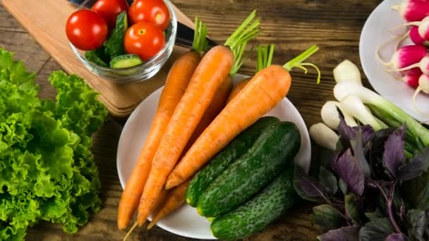Sortiment av grönsaker på träbord — Stockvideo