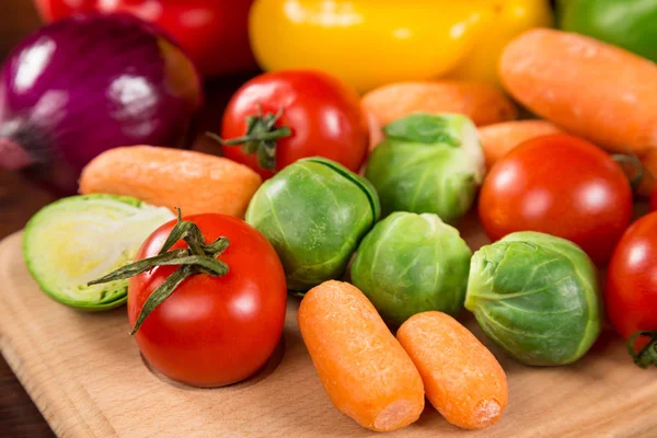 Sortiment av färska rotfruktsrösti på träbord — Stockfoto