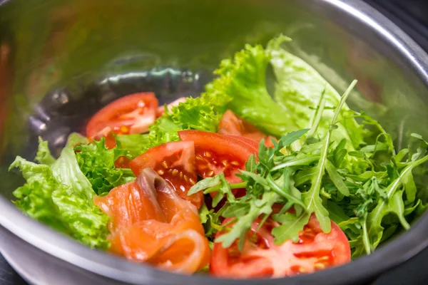 Ingredientes de salada com peixe vermelho, tomate e verduras — Fotografia de Stock