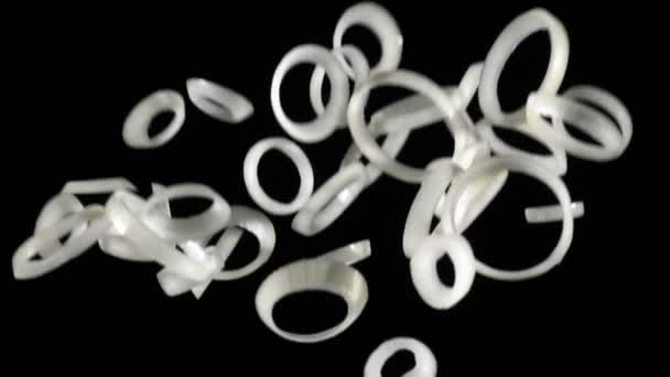 Падающие кольца ломтиков лука, замедленная съемка — стоковое видео