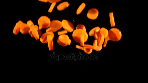 Падіння нарізаних шматочків моркви, повільний рух — стокове відео