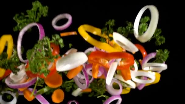 La caída de cortes de verduras de colores, cámara lenta — Vídeo de stock