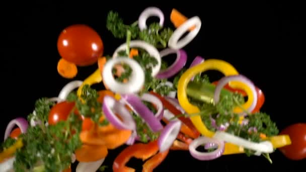 Queda de cortes de muitos vegetais coloridos, câmera lenta — Vídeo de Stock