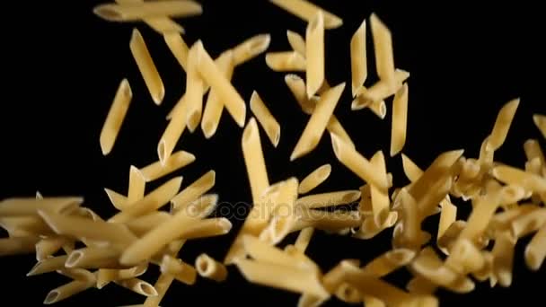 Dalende stapel van pasta, slow-motion — Stockvideo