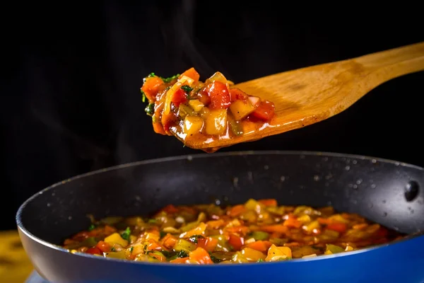 Kızarmış sebze spatula ve kızartma tavası — Stok fotoğraf