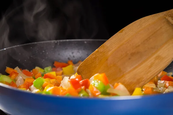 Mixing the sliced colorful vegetables on frying pan with steam — Stock Photo, Image