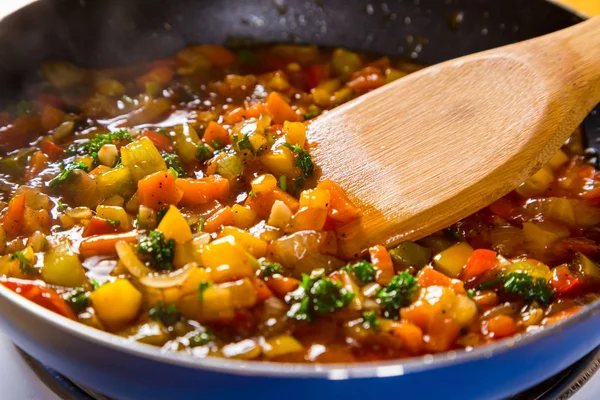 Verduras coloridas guisadas en rodajas en la sartén — Foto de Stock