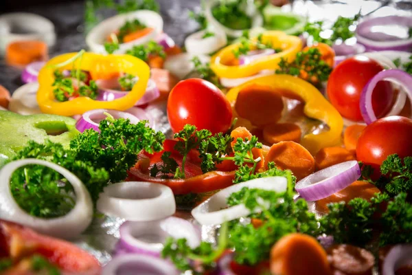 Fondo con verduras coloridas en rodajas —  Fotos de Stock