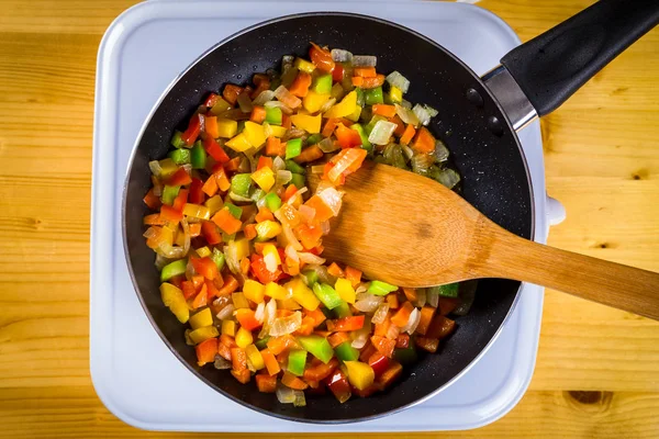 Verduras fritas de colores en la sartén en la cocina — Foto de Stock