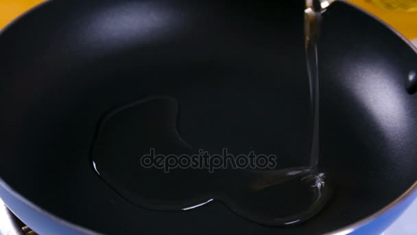 将油从瓶中倒入热锅 — 图库视频影像