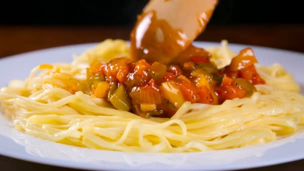 Aggiungere un sugo di verdure alla pasta, primo piano — Video Stock