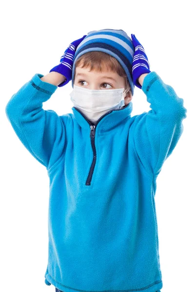 Jongen in winterkleren en medische masker — Stockfoto