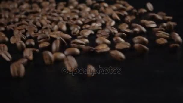 Muoversi chicchi di caffè su sfondo nero — Video Stock