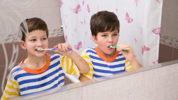 Twee broers zijn tanden samen schoonmaken — Stockvideo