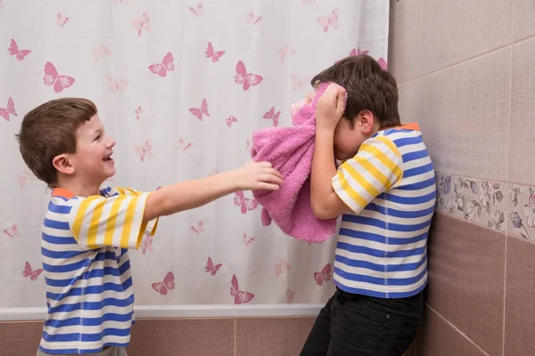 Dos hermanos limpiando juntos con toalla en el baño — Foto de Stock