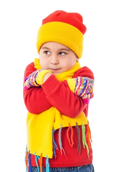 Ein Mädchen in Winterkleidung, das eingefroren aussieht — Stockfoto