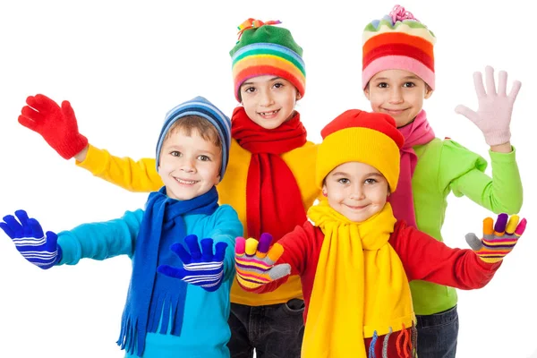 Kış giysileri içinde gülümseyen çocuklar grup — Stok fotoğraf