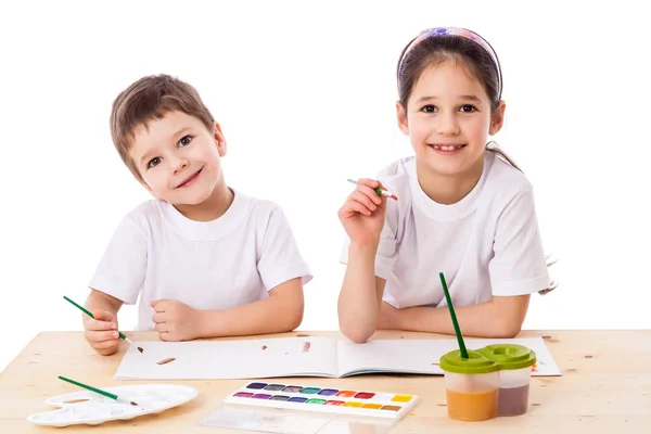 Two smiling kids draws with watercolor together — Stock Photo, Image