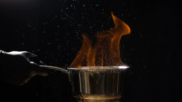 Hand that stir the pan with burning sauce — Stock Video