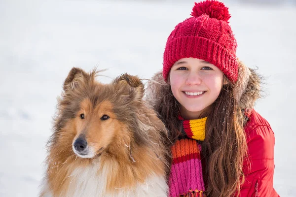 Portret dziewczynki z collie pies na śniegu — Zdjęcie stockowe