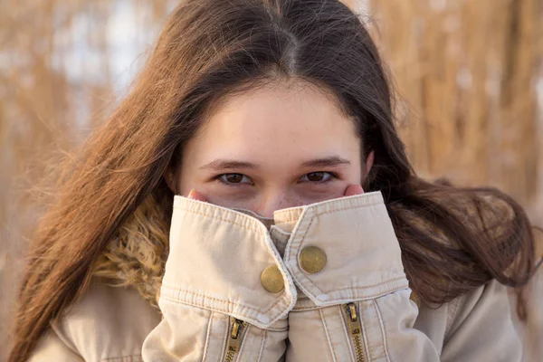 Adorable chica en invierno paisaje ocultando su cara — Foto de Stock