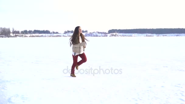 Adorabile ragazza con i capelli lunghi in esecuzione nel paesaggio invernale — Video Stock