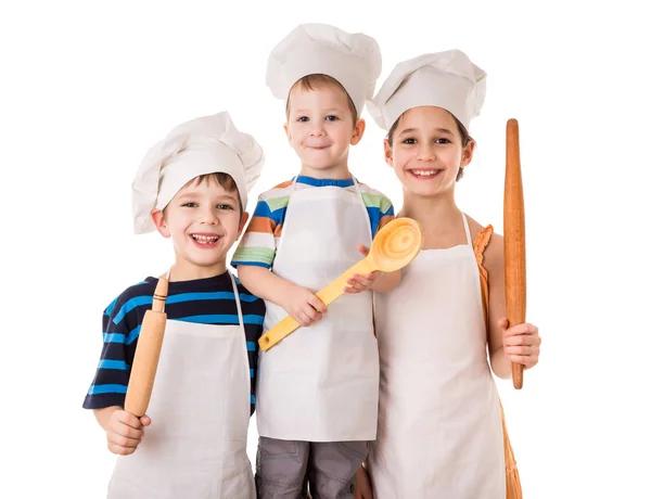 Trois jeunes chefs debout avec louche et rouleau à pâtisserie — Photo