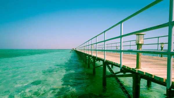 Långa bryggan med azure vattnet i Röda havet — Stockfoto