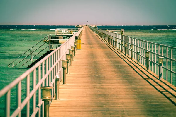 Lange Seebrücke mit azurblauem Wasser im roten Meer, vintage getönt — Stockfoto