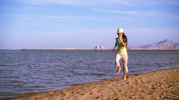 Red beach denizde, kaçan genç kız yavaş hareket — Stok video