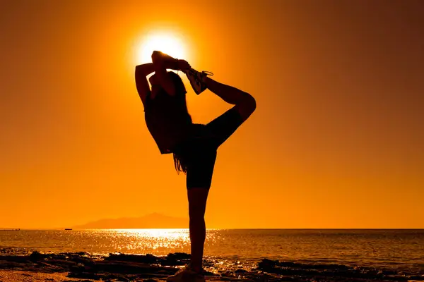 Silhouette de fille faisant des exercices à la côte Images De Stock Libres De Droits