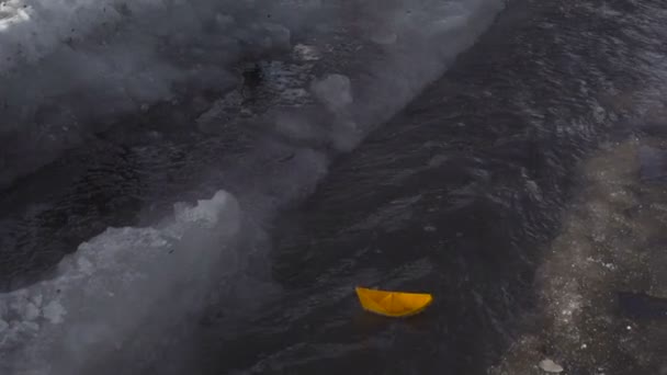 Menino lança um barco de papel no riacho da primavera — Vídeo de Stock