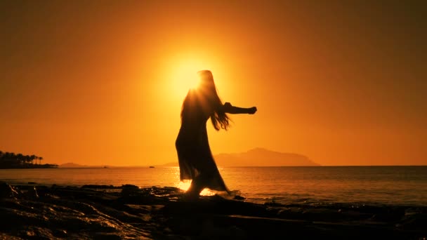 Kız güneş doğarken atlama silüeti — Stok video