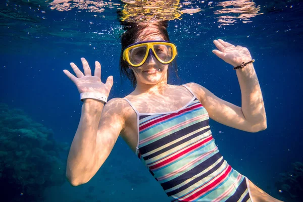 행복 한 여자 홍 해에서 다이빙 — 스톡 사진