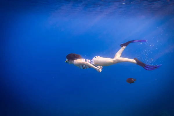 Meisje duiken in de rode zee met de wens — Stockfoto