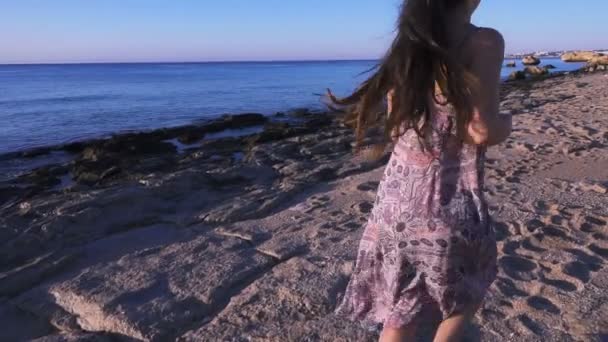 Chica corriendo descalza en la playa por la mañana — Vídeos de Stock