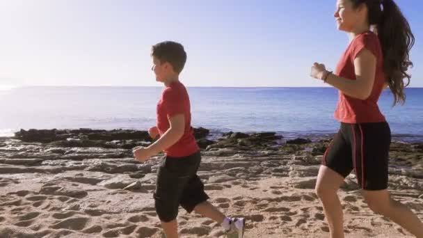 Двое детей бегают вместе на утренних тренировках — стоковое видео