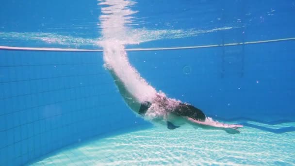 Junges Mädchen taucht in Schwimmbad ein — Stockvideo