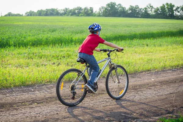 Ragazzo andare in bicicletta su strada rurale — Foto Stock