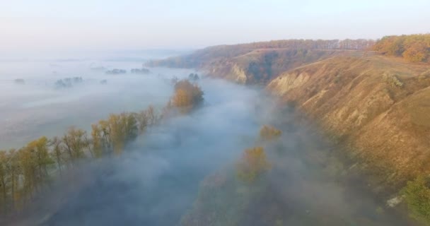 乌克兰晨雾和金色山丘下的河流空中景观 — 图库视频影像