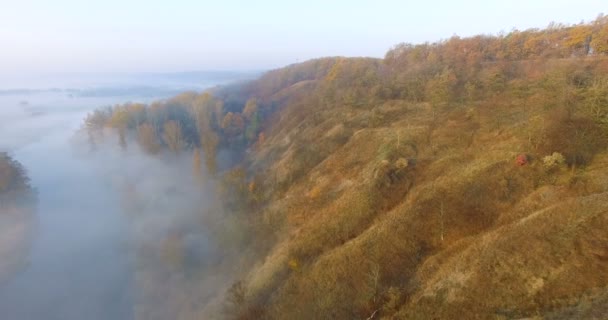 乌克兰晨雾和金色山丘下的河流空中景观 — 图库视频影像
