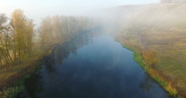 Letecký pohled na řeku pod ranní mlhou a zlatými kopci, Ukrajina — Stock video