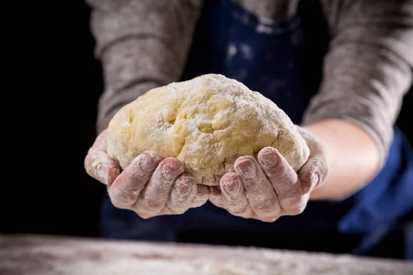 Mani delle donne che tengono l'impasto — Foto Stock