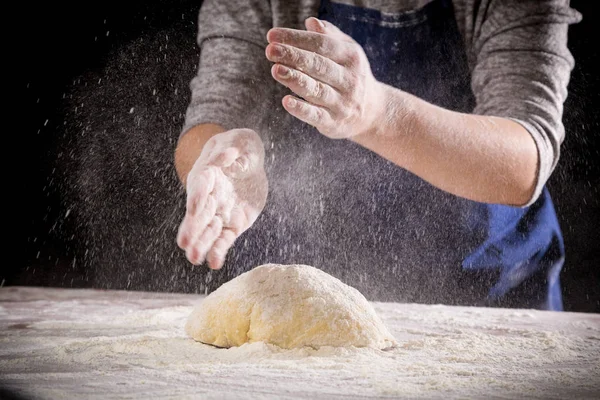 Kuchaři při hnětení těsta tleskají práškovou moukou — Stock fotografie