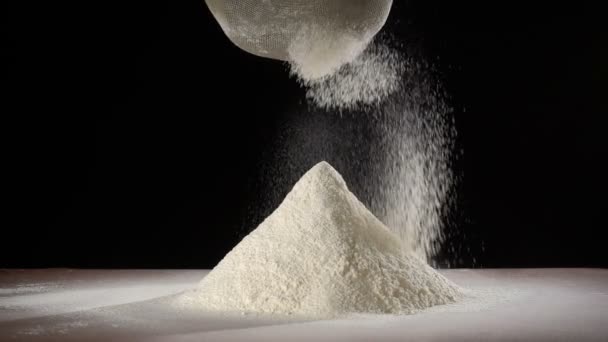 小麦粉のヒープ上のふるいを通して小麦粉をふるいにかける — ストック動画