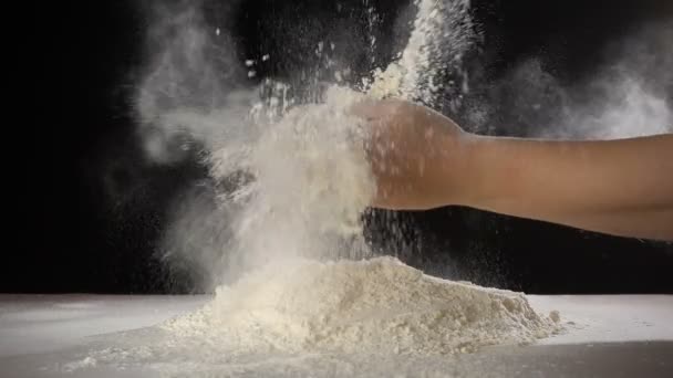 Szakácsok kézi tapsoló por liszt, amikor gyúrja a tészta, — Stock videók