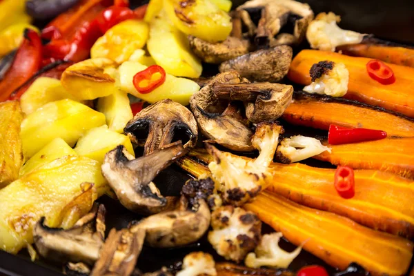 Verduras guisadas picadas en bandeja, fondo de alimentos, primer plano — Foto de Stock