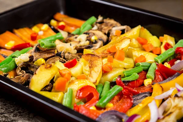 Verduras guisadas picadas en bandeja, fondo de alimentos, primer plano —  Fotos de Stock