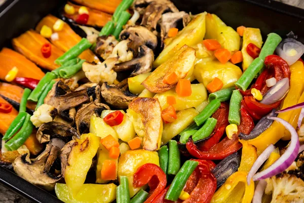 Gehakte gestoofde groenten op dienblad, voedsel achtergrond, close-up — Stockfoto