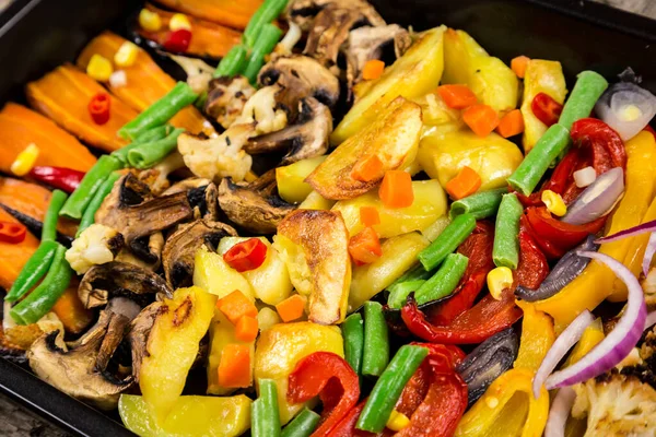 Verduras guisadas picadas en bandeja, fondo de alimentos, primer plano — Foto de Stock